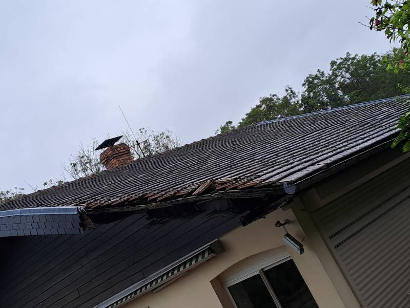Entreprise qualifiée pour la réfection d'une toiture en tuile béton double Romane rouge vieilli, avec la pose de gouttières demi-rondes en zinc sur le secteur de Lillebonne