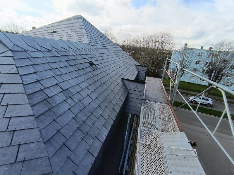 Couverture en ardoises naturelles 32x22, sur le secteur de ROUEN