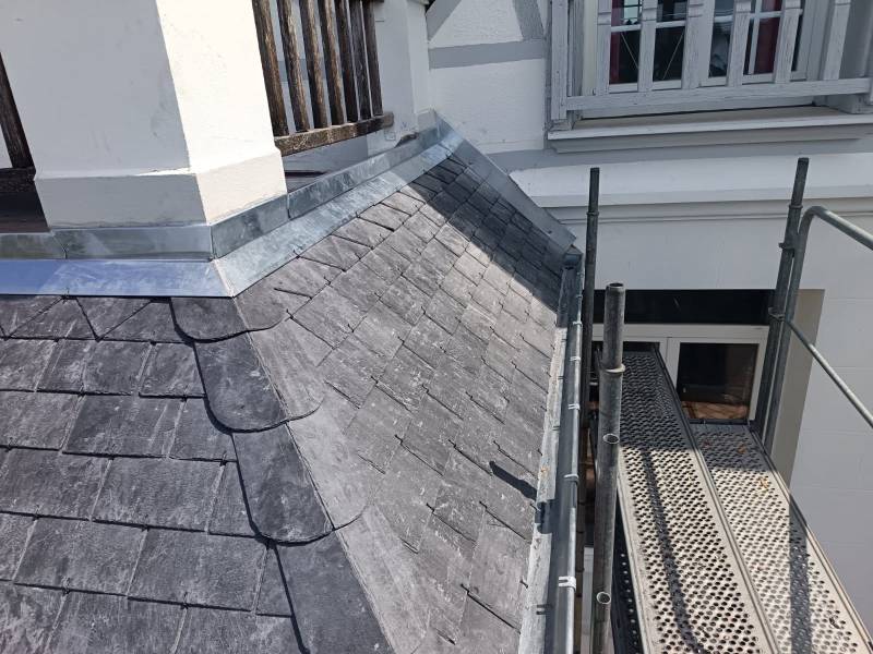 Artisan couvreur pour la réfection d'une toiture ardoise 32x22 avec la pose de gouttières demi-rondes en zinc sur le secteur de Montivilliers proche Le Havre 76