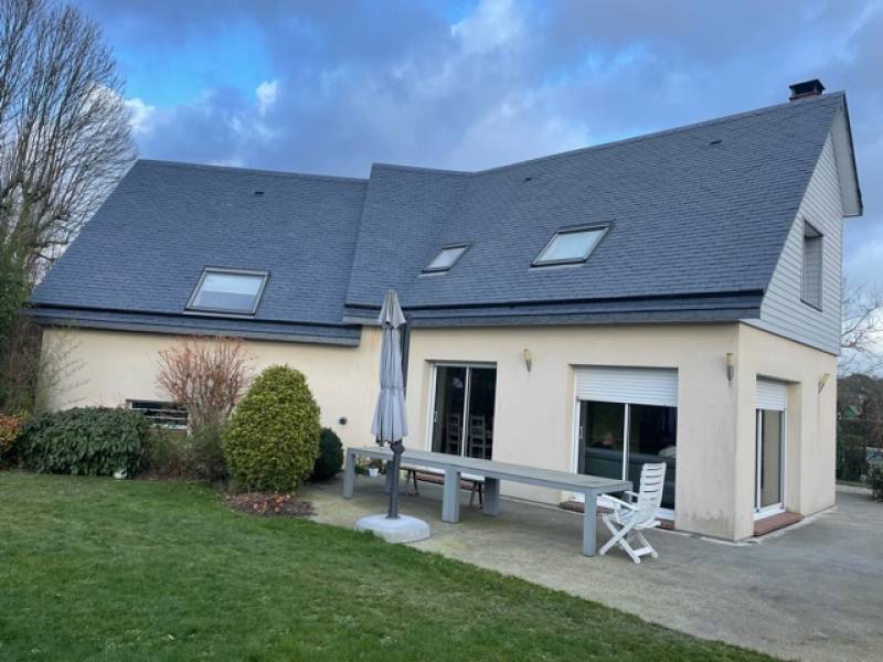 Réfection d'une toiture en ardoises naturelles avec la pose de gouttières Nantaise sur le secteur de ROUEN