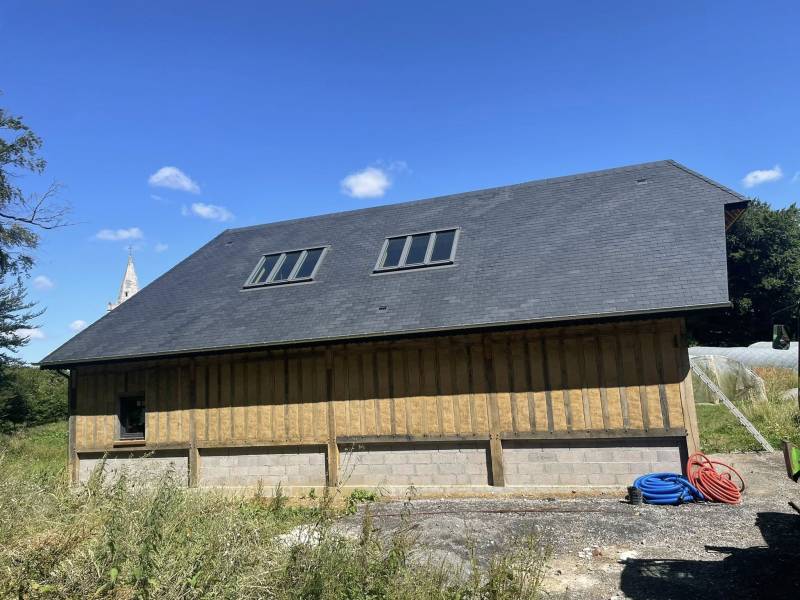 Entreprise de couverture pour la réfection d'une toiture en ardoise d'Espagne 32x22 avec l'habillage de lucarne et la pose de VELUX à Angerville Bailleul proche Goderville 76