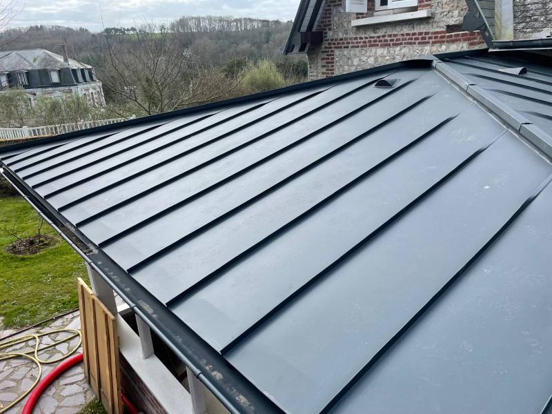 Pose d'une couverture aluminium à joint debout sur une véranda à Etretat