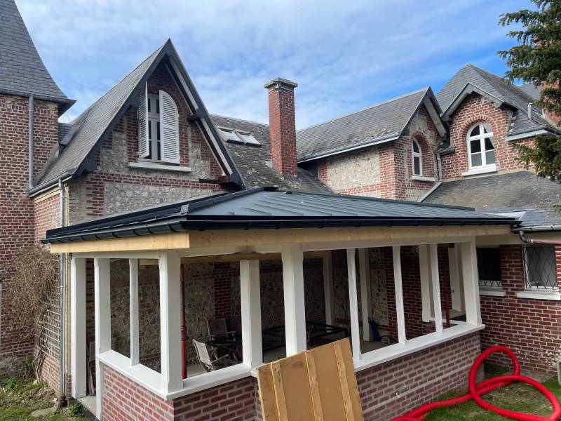 Pose d'une couverture aluminium à joint debout sur une véranda à Etretat
