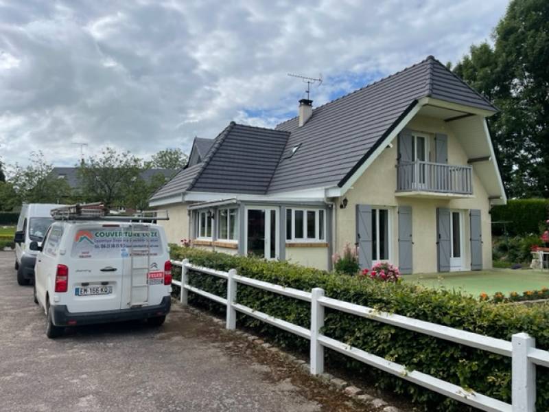 Rénovation d'une toiture avec la pose d'isolation SARKING et tuiles à emboitement TYPE HP17 ardoise sur le secteur de Fauville en Caux