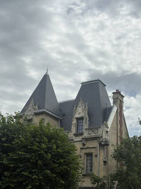 Remplacement complet d'une toiture en ardoise naturelle avec zinguerie et fenêtres de toit secteur DEAUVILLE (14)