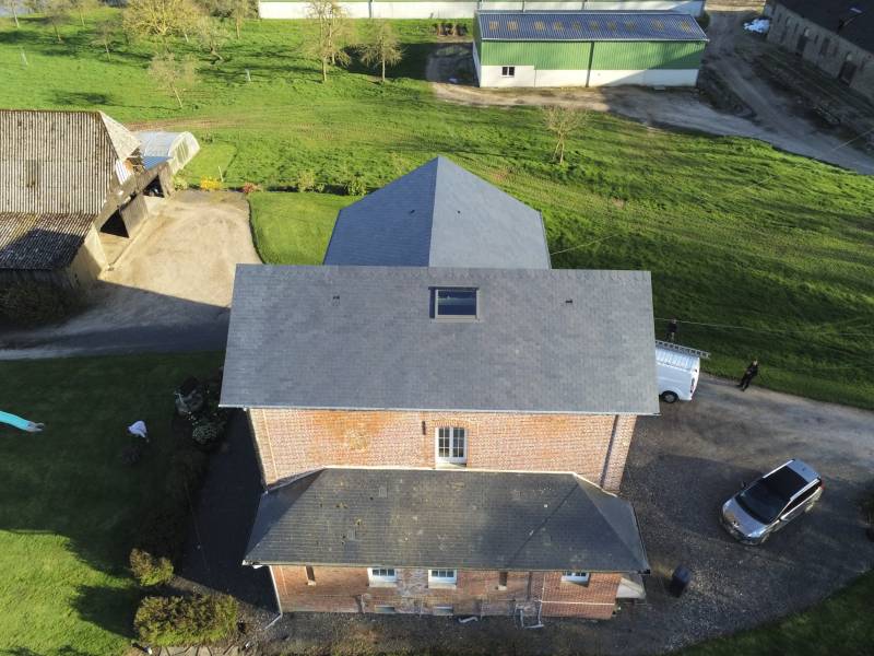 Rénovation d'une toiture ardoise avec pose de gouttières et Fenêtre de toit VELUX proche FAUVILLE EN CAUX