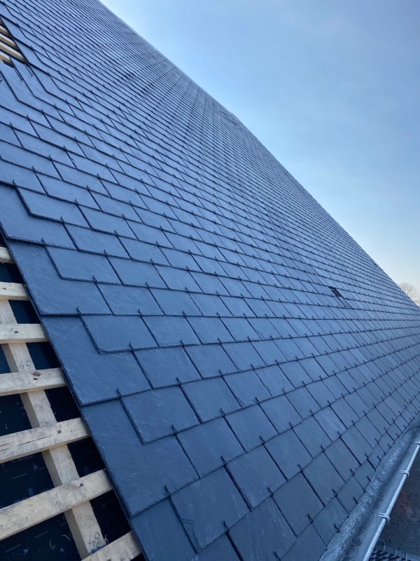 Rénovation d'une toiture ardoise avec remplacement des gouttières à Yvetot 76