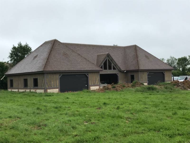 Couverture en tuile plate sur une maison et garage en colombage sur le secteur Montivilliers
